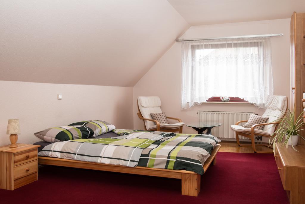 Privatunterkunft "An Der Hecke" นอยส์ ภายนอก รูปภาพ